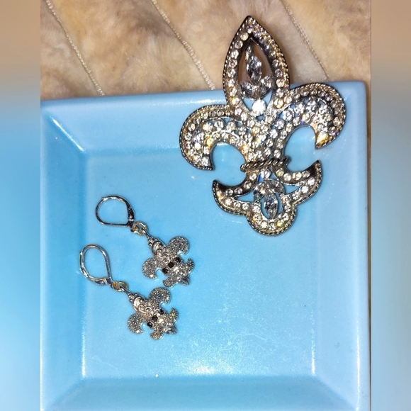 Rhinestone/Crystal Fleur-De-Lis Necklace Pendant & Matching Lever Back Earrings - Picture 1 of 8